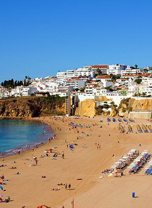 Uizticht over het strand van Albufeira (Algarve, Portugal)