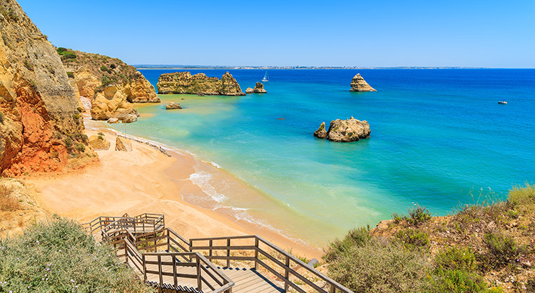 Portugal Strand / Want a Cool, Beautiful, Affordable Beach Vacation? Go to ... / Ontdek de schoonheid van deze prachtige praia's op skyscanner!