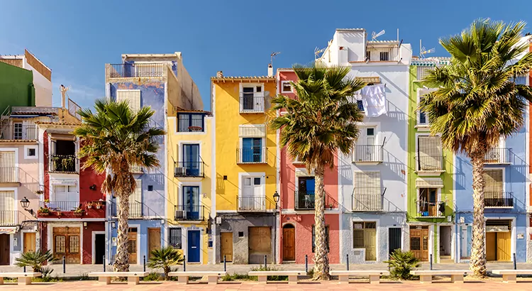 Kleurrijk Villajoyosa, de chocolade-parel van de Costa Blanca