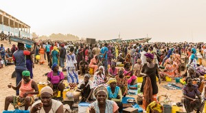 Krioelende mensen & kleurrijke bootjes op de Senegalese visafslag