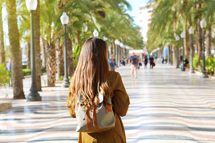 Wat te doen in Alicante: boulevard Passeig Esplanada d’Espanya