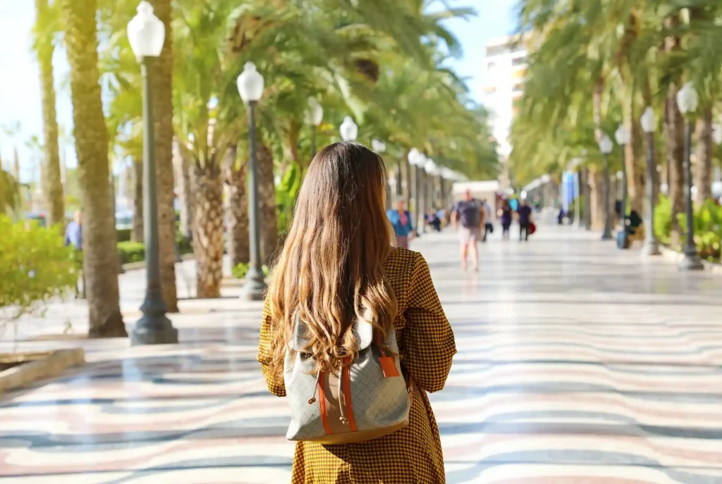 Wat te doen in Alicante: boulevard Passeig Esplanada d’Espanya
