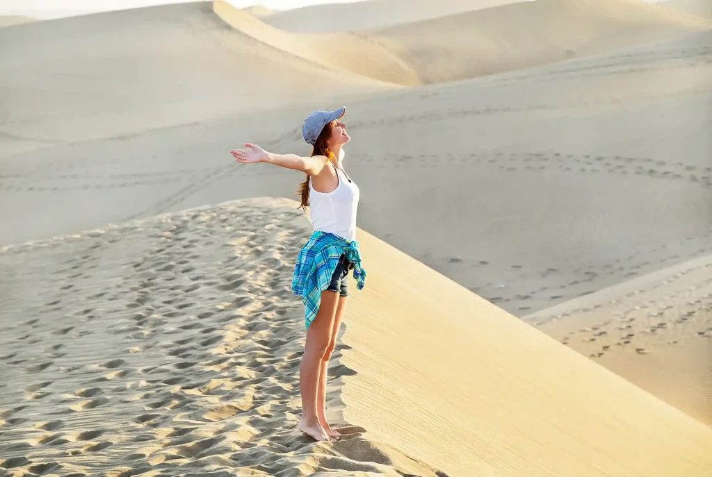 Vrouw in Dunas de Maspalomas, Gran Canaria