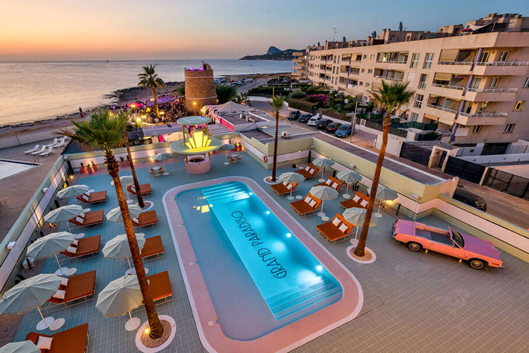 Mooiste roze hotels: Grand Paradiso Ibiza