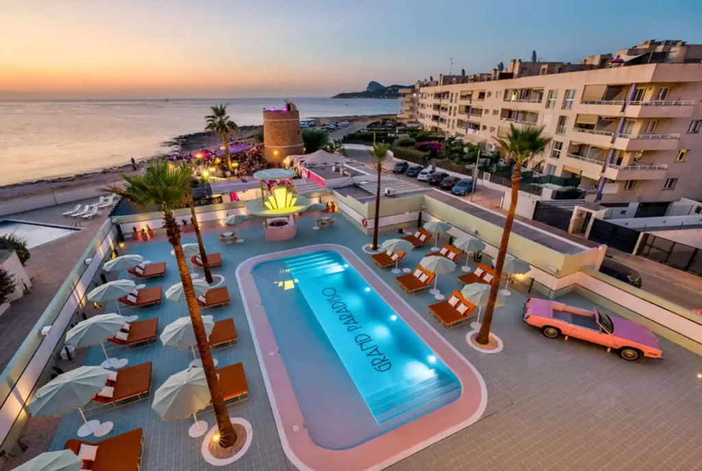 Mooiste roze hotels: Grand Paradiso Ibiza