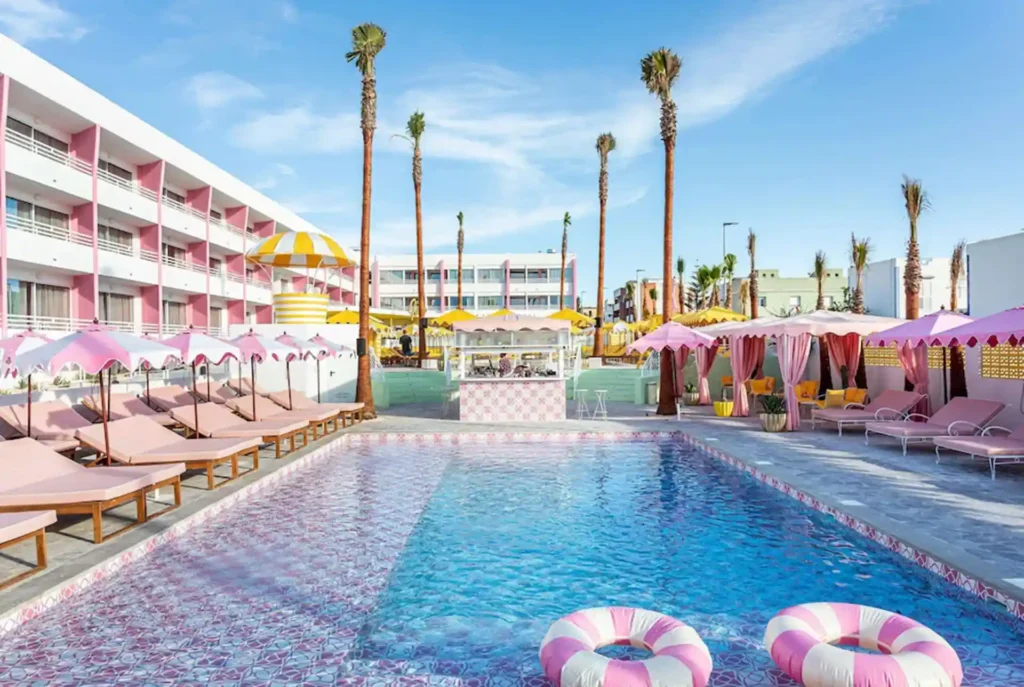 Mooiste roze hotels: Los Felices, Ibiza