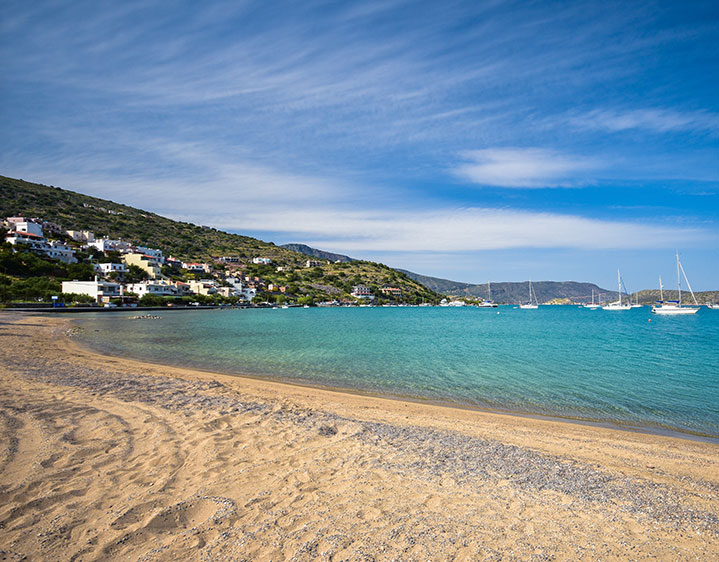 Relaxen aan het strand tijdens een vakantie in Elounda