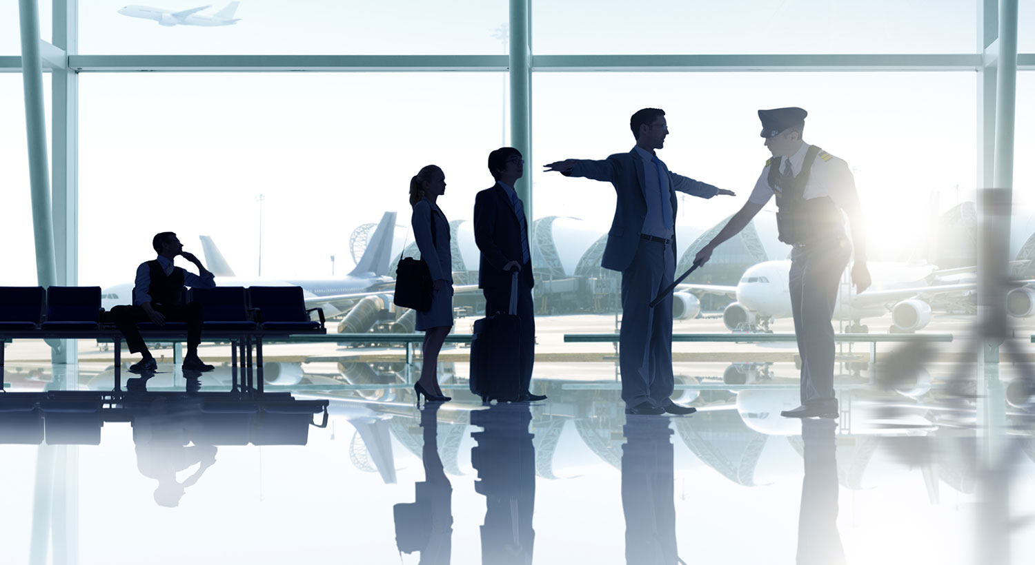 Reiziger relaxed onder securitycheck luchthaven Reiziger relaxed onder securitycheck luchthaven