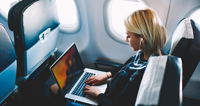 Oudere vakantieganger wil voor WiFi in vliegtuig betalen Oudere vakantieganger wil voor WiFi in vliegtuig betalen