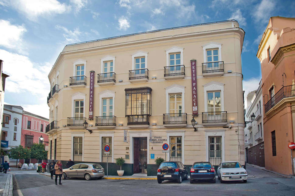 Petit Palace Santa Cruz Hotel