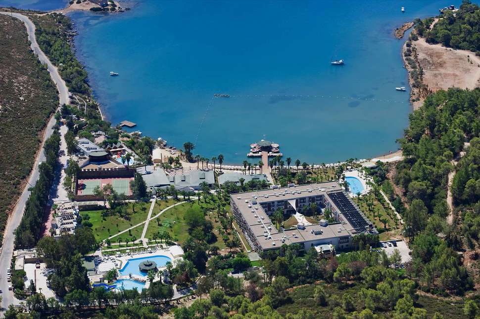 Crystal Green Bay Resort & Spa