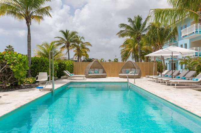 Dolphin Suites Hotel Mambo Beach